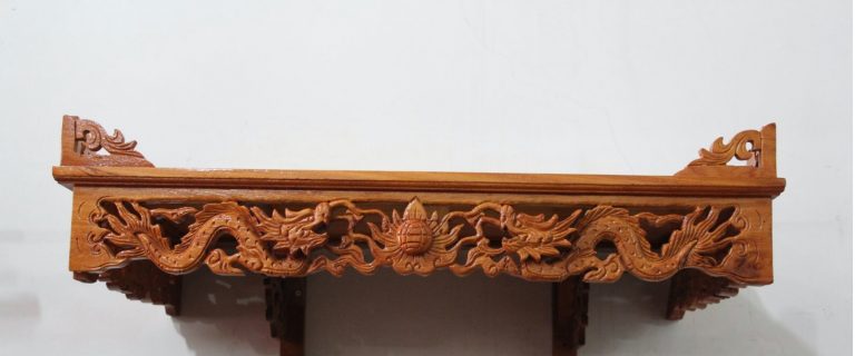 Mẫu bàn thờ treo tường đục rồng đẹp được thiết kế chuẩn phong thủy