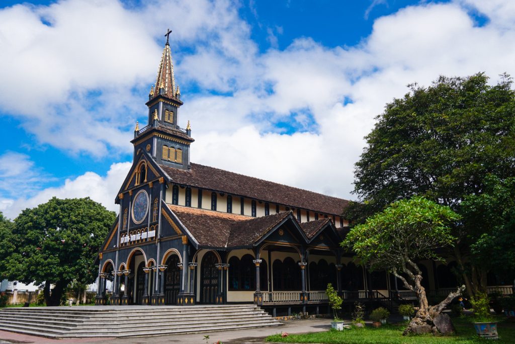 Khám phá căn nhà thờ gỗ Kon Tum 100 năm tuổi